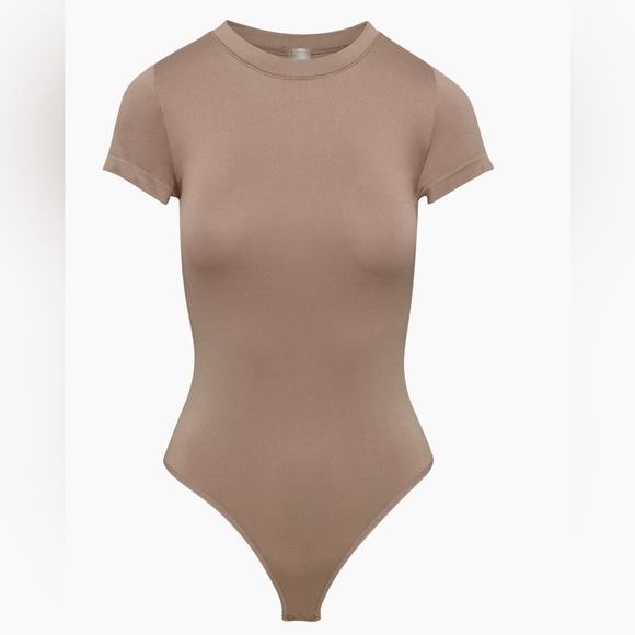 Babaton Tops - NWOT Babaton SinchSeamless Willow Bodysuit, Size M